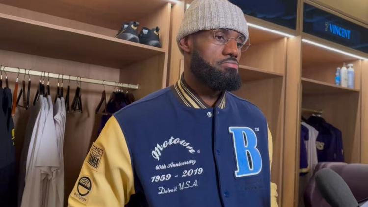 华体会官网入口-爆了！詹皇暂停斜眼瞪队友，这表情连东契奇都顶不住，何况是顿宝