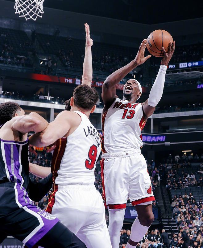 hth体育-阿德巴约25+7+5鲍威尔22分，威少三分失准6中1，热火复仇国王