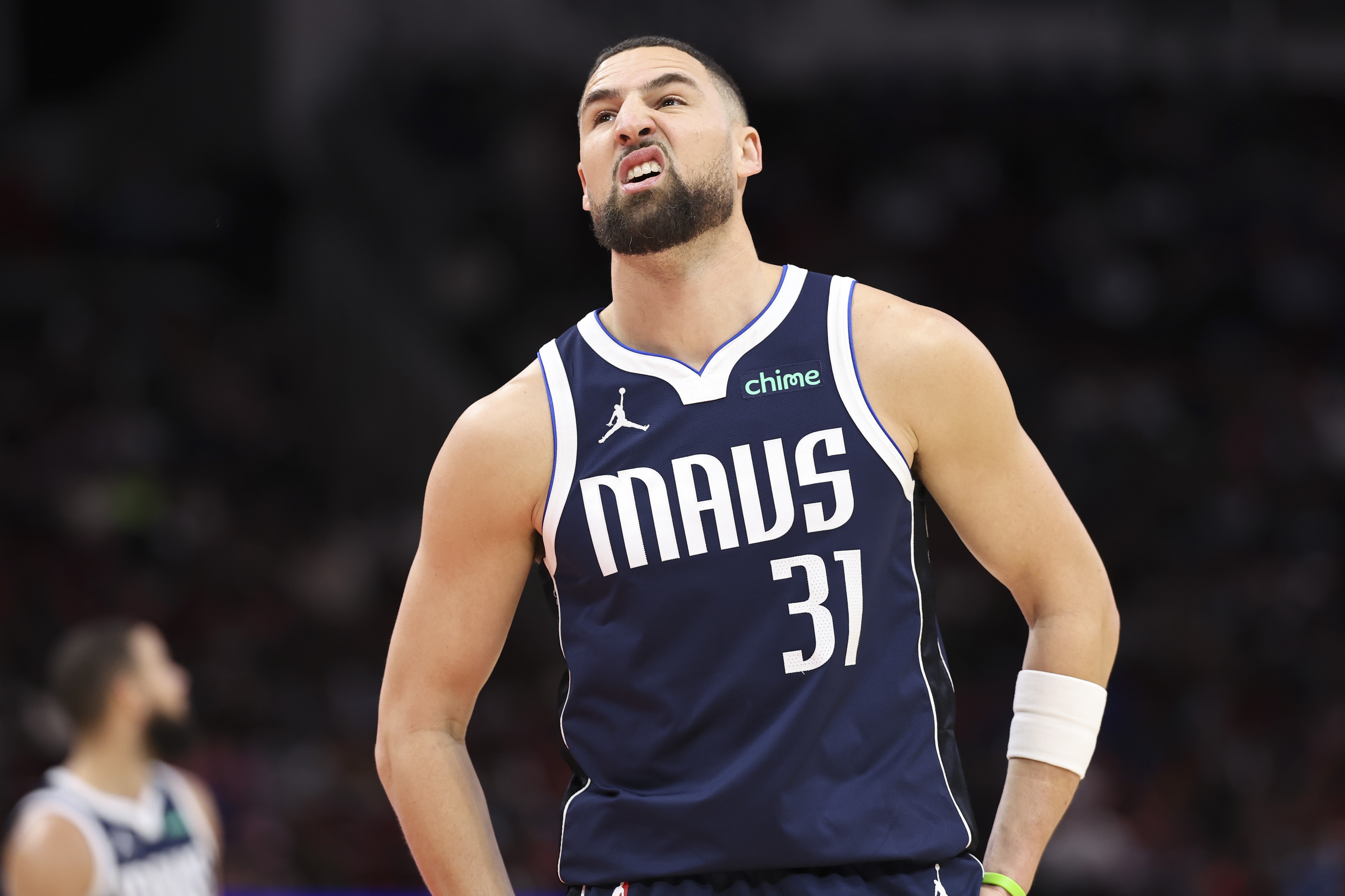 hth体育-手感冰凉！克莱出战22分钟8中1仅得5分2板2助 三分6中1